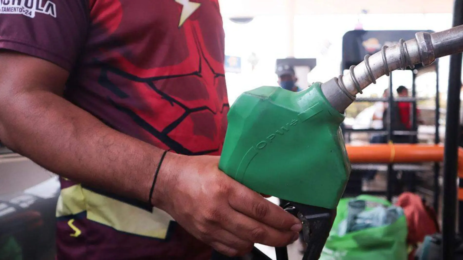 Dos estaciones de gasolina que ofrecieron el costo de combustible regular más barato y el diésel más alto